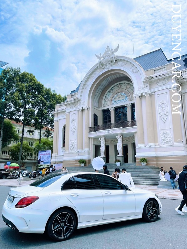 Cho thuê xe mercedes C300 trắng chụp ảnh - xehoacuoi 1