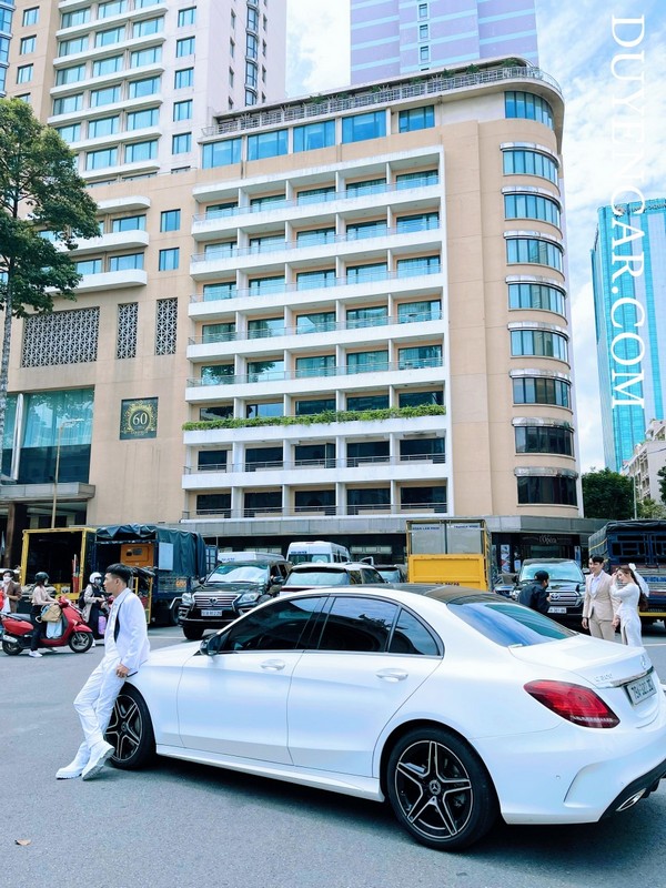 Cho thuê xe mercedes C300 trắng chụp ảnh - xehoacuoi 3