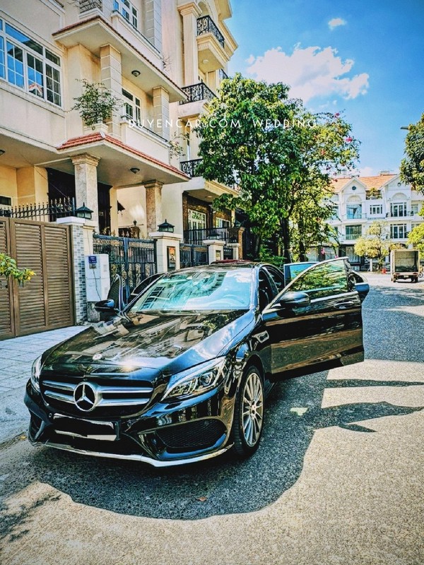 Thuê Xe Mercedes C300 ViP màu đen tại TPHCM dễ dàng với xehoacuoi.vn. 2