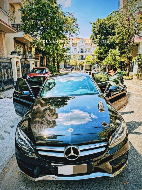 Thuê Xe Mercedes C300 ViP màu đen tại TPHCM dễ dàng với xehoacuoi.vn. 1