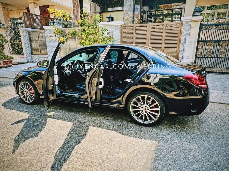 Thuê Xe Mercedes C300 ViP màu đen tại TPHCM dễ dàng với xehoacuoi.vn. 0