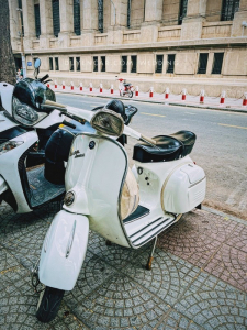 Xu Hướng Chụp Ảnh Cưới bằng Vespa cổ điển